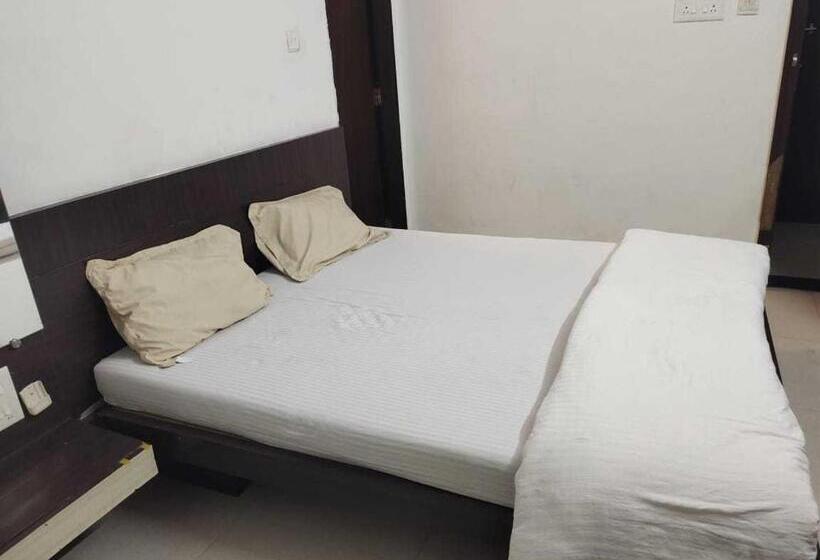 اتاق کلاسیک سه تخته, Spot On Hotel The Annie