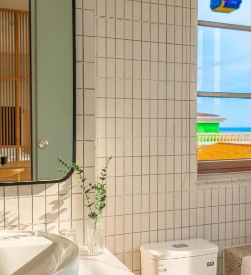 اتاق لوکس با بالکن و چشمانداز دریا, Cá Chép