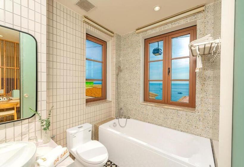 اتاق لوکس با بالکن و چشمانداز دریا, Cá Chép