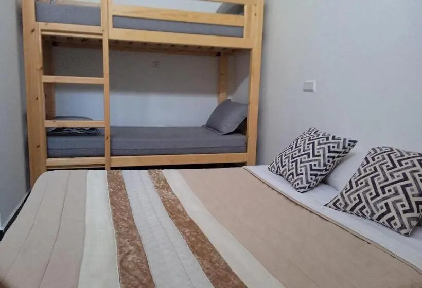 اتاق خانوادگی, Big Blue Guest House