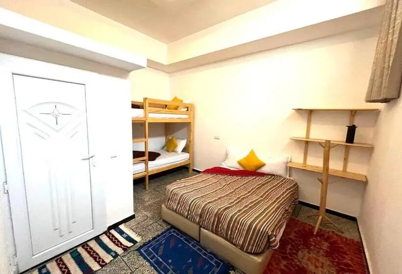 اتاق خانوادگی, Big Blue Guest House