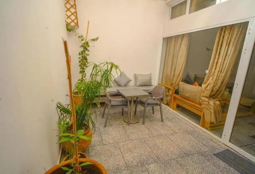 اتاق خانوادگی, Big Blue Guest House
