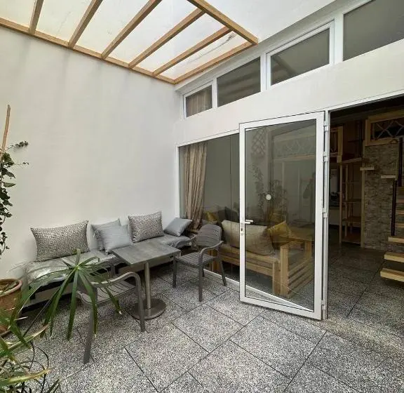 اتاق خانوادگی, Big Blue Guest House