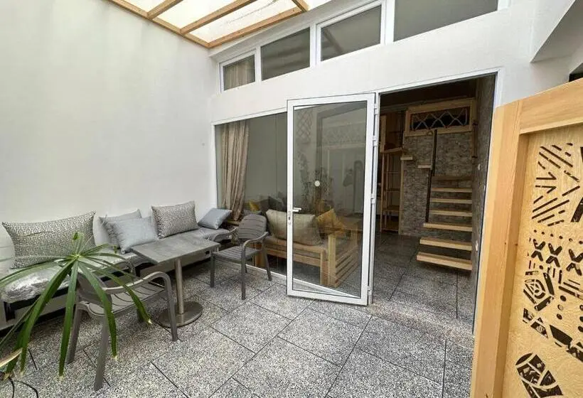 اتاق خانوادگی, Big Blue Guest House