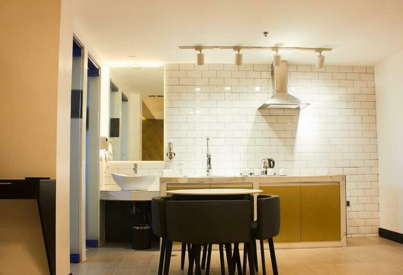 اتاق خانوادگی, The Blu