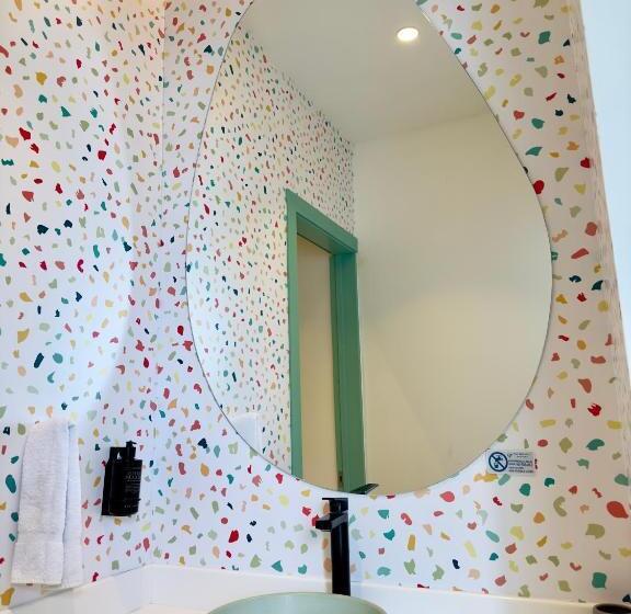 חדר משפחתי, Nomadic Design