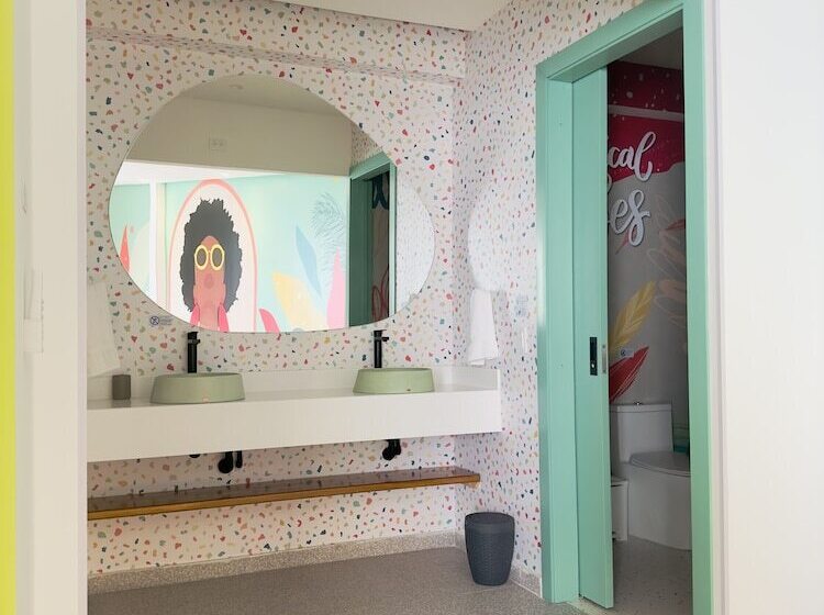 חדר משפחתי, Nomadic Design