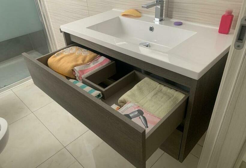 חדר סטנדרט לארבעה, Affittacamere Eroi