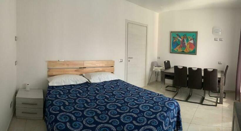 חדר סטנדרט לארבעה, Affittacamere Eroi