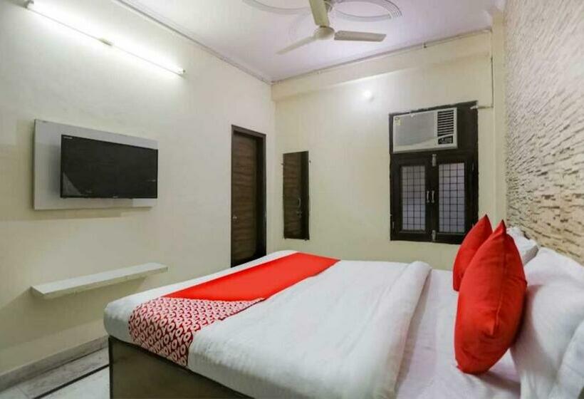 トリプルクラシックルーム, Oyo Light And Night