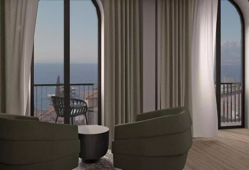 Suite with lake view, Al Caminetto Worldhotels Crafted Adults Only