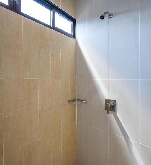 اتاق لوکس با بالکن, Baan Suwantawe