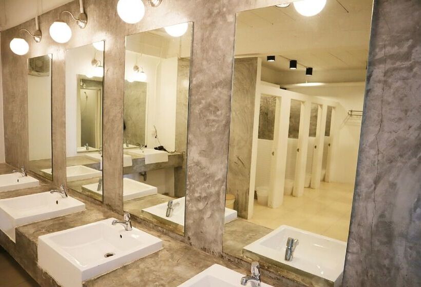 מיטה בחדר מעונות עם מקלחת משותפת, Irest Ao Nang