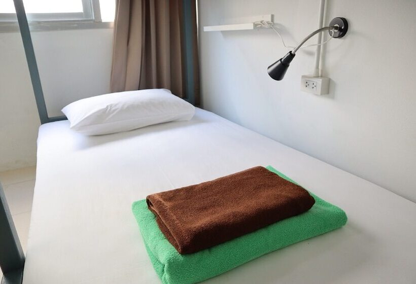 מיטה בחדר מעונות עם מקלחת משותפת, Irest Ao Nang