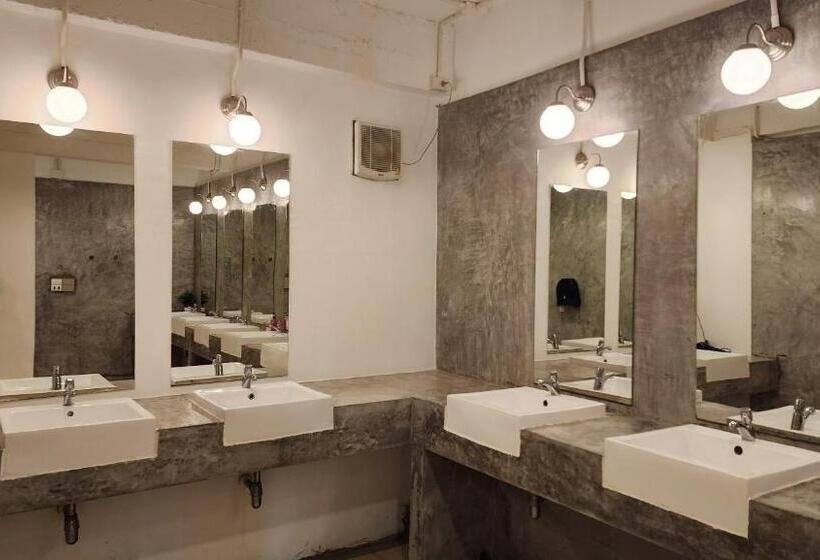 מיטה בחדר מעונות עם מקלחת משותפת, Irest Ao Nang