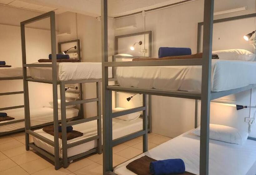 מיטה בחדר מעונות עם מקלחת משותפת, Irest Ao Nang