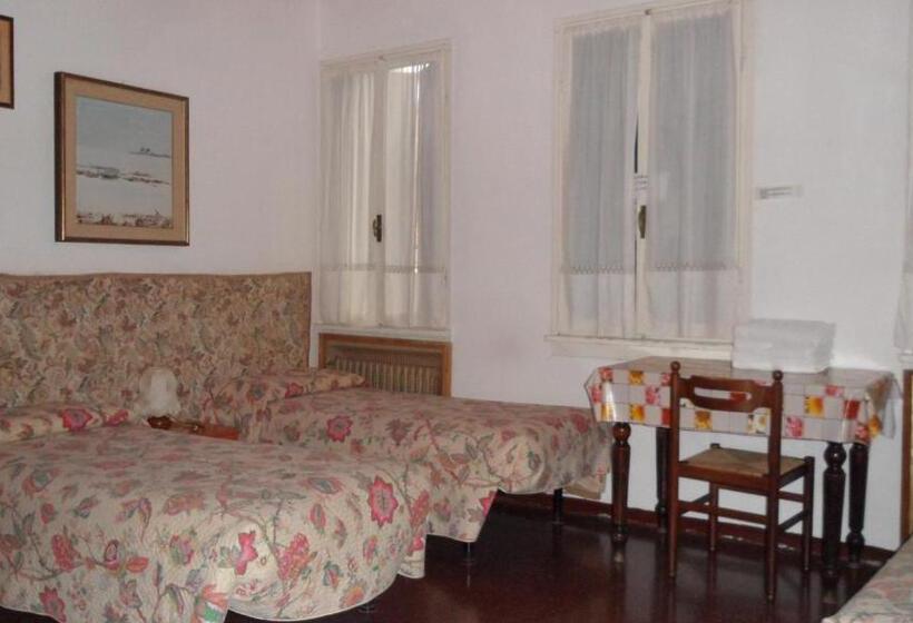 اتاق استاندارد سه تخته با سرویس بهداشتی مشترک, Locanda Ca  Foscari