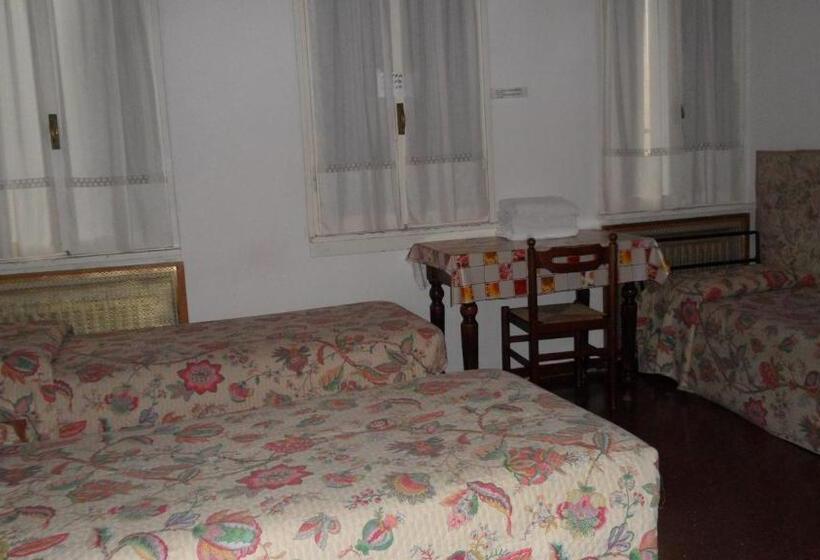 اتاق استاندارد سه تخته با سرویس بهداشتی مشترک, Locanda Ca  Foscari