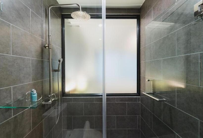 اتاق لوکس, Nap In Chiang Mai