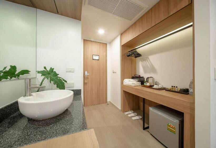 اتاق لوکس خانوادگی, Nap In Chiang Mai