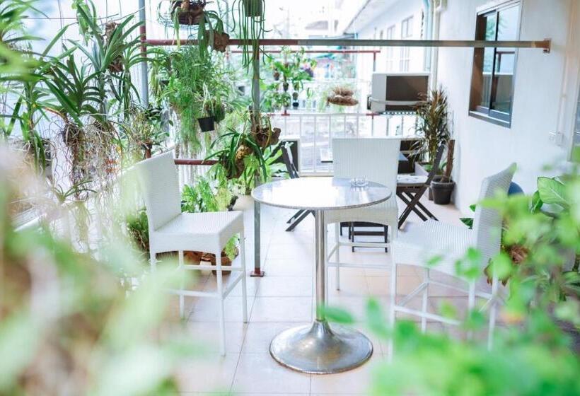 חדר משפחתי, The Beach Cha Am Guest House