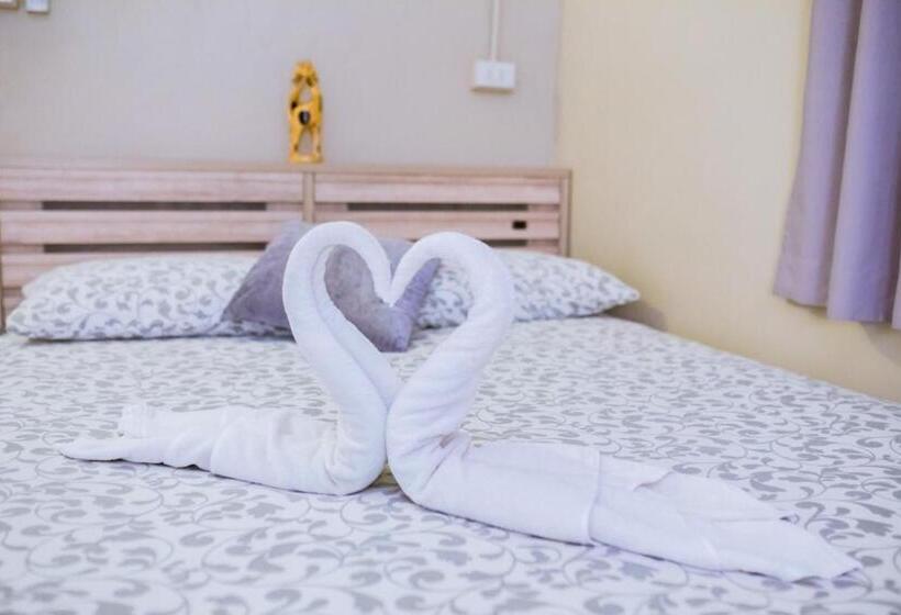 חדר משפחתי, The Beach Cha Am Guest House