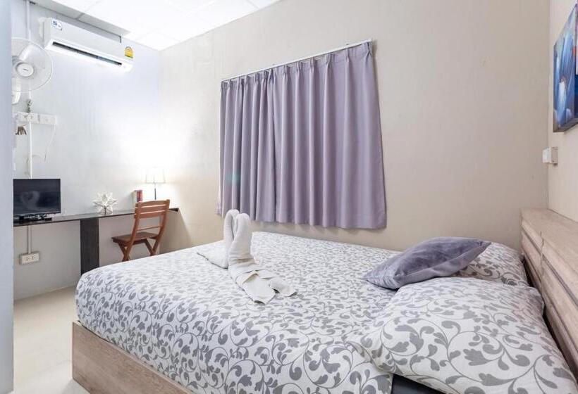 חדר משפחתי, The Beach Cha Am Guest House