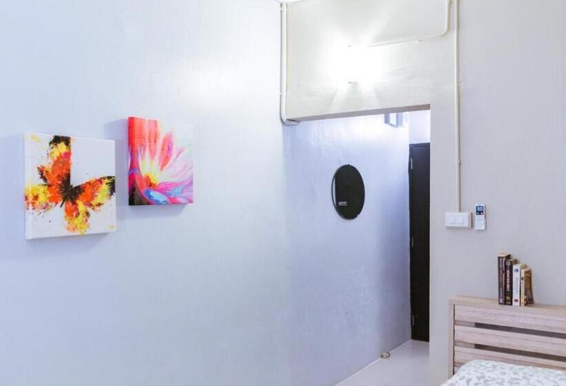 חדר משפחתי, The Beach Cha Am Guest House