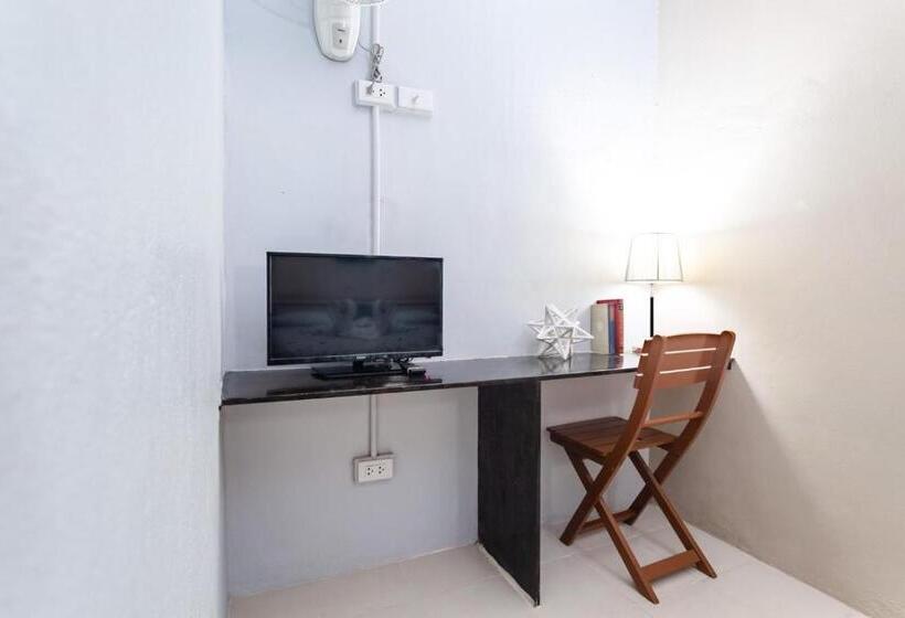 חדר משפחתי, The Beach Cha Am Guest House