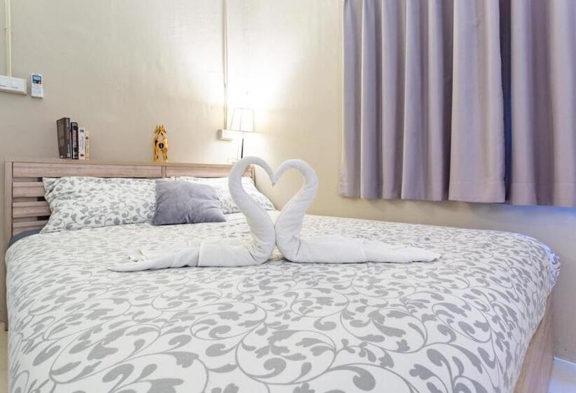 חדר משפחתי, The Beach Cha Am Guest House