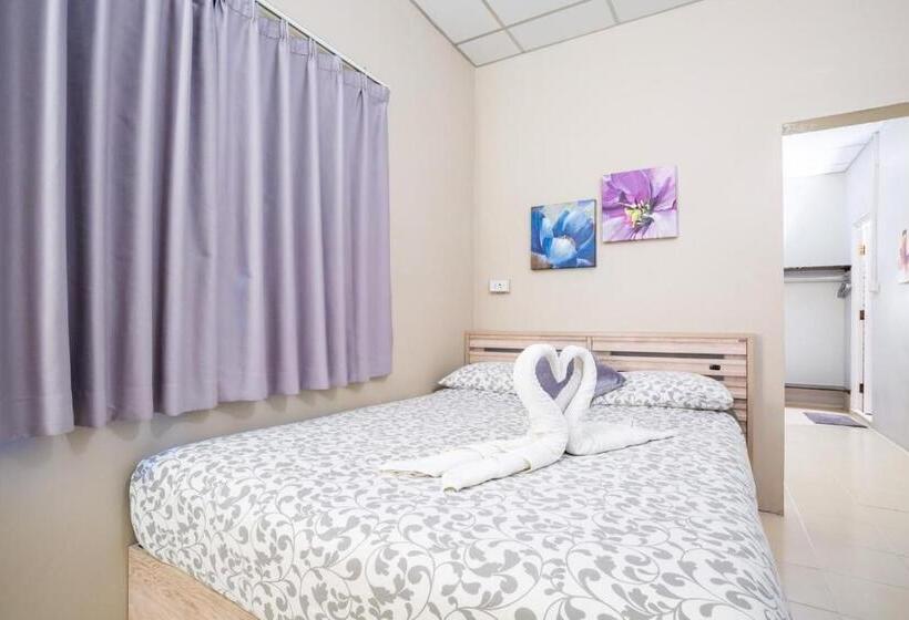 חדר משפחתי, The Beach Cha Am Guest House