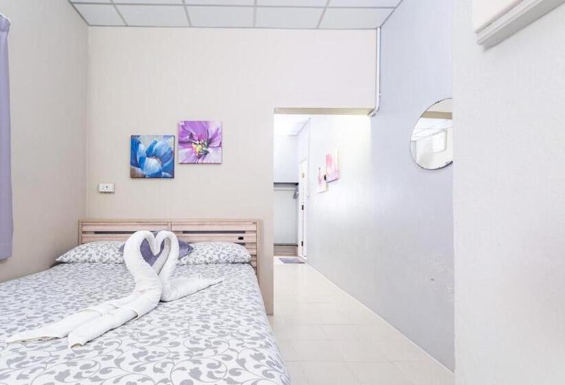 חדר משפחתי, The Beach Cha Am Guest House