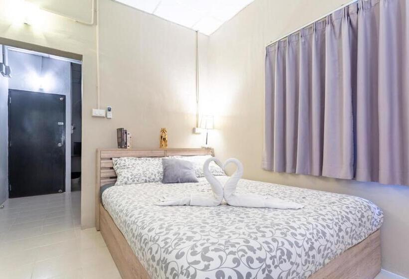 חדר משפחתי, The Beach Cha Am Guest House