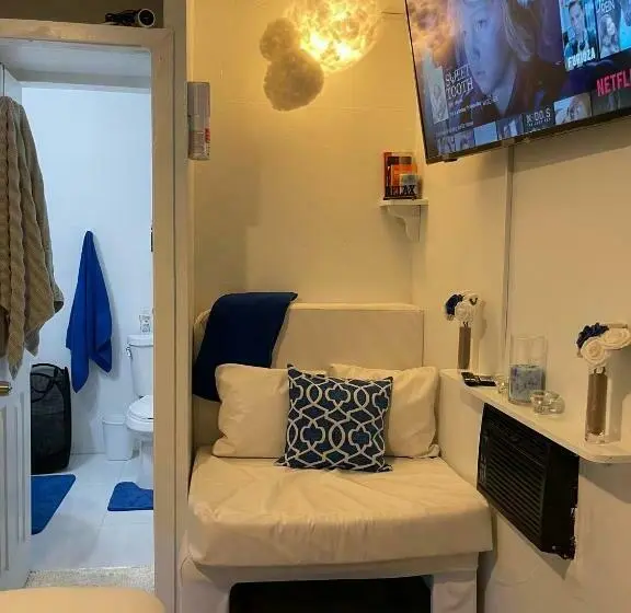 اتاق لوکس, Blue Royalty