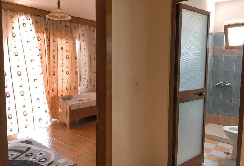 庭の見えるスタンダードトリプルルーム, Camping & Guest House Herges