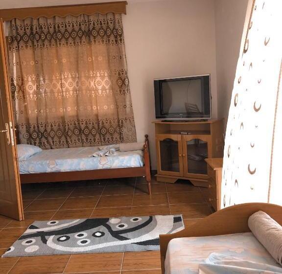 庭の見えるスタンダードトリプルルーム, Camping & Guest House Herges