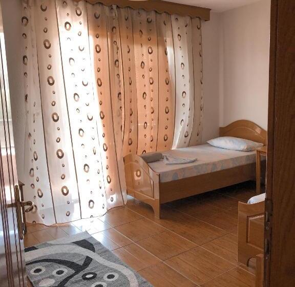 庭の見えるスタンダードトリプルルーム, Camping & Guest House Herges