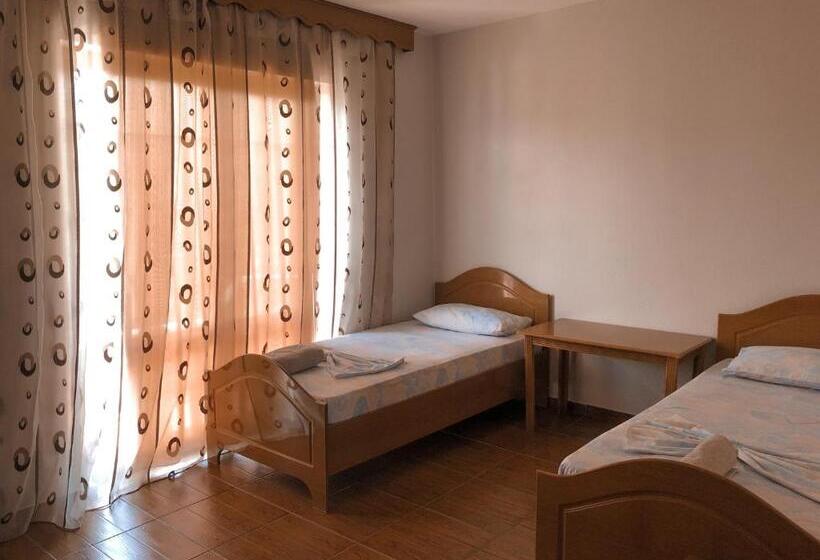 庭の見えるスタンダードトリプルルーム, Camping & Guest House Herges