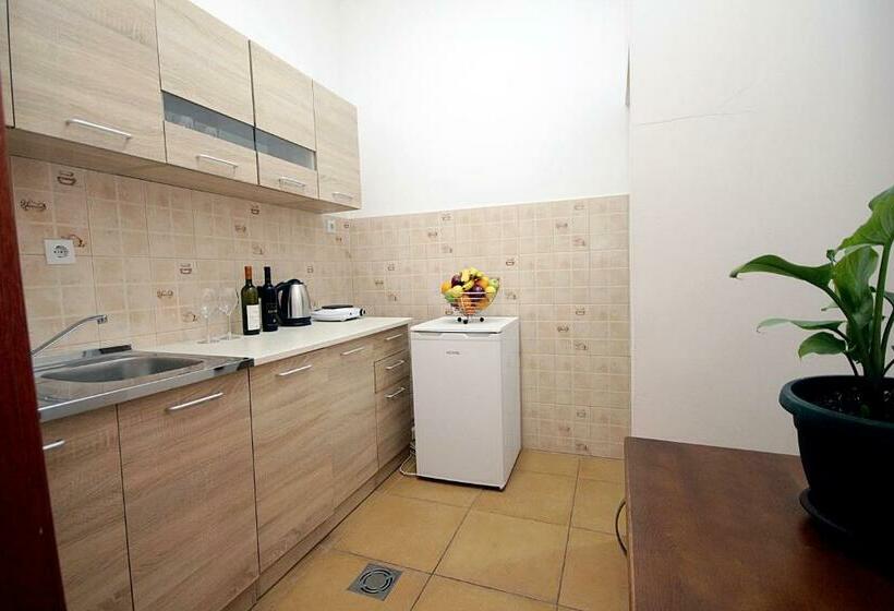 اتاق لوکس, Vila Castello