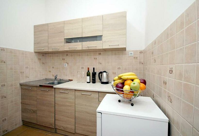 اتاق لوکس, Vila Castello