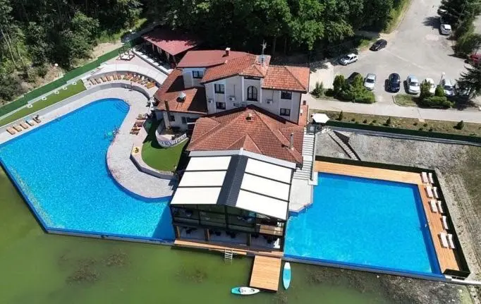 اتاق لوکس, Jezero Kudrec