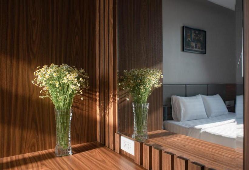 اتاق لوکس با تخت بزرگ, West Lake Hotel Near Bai Dai Beach