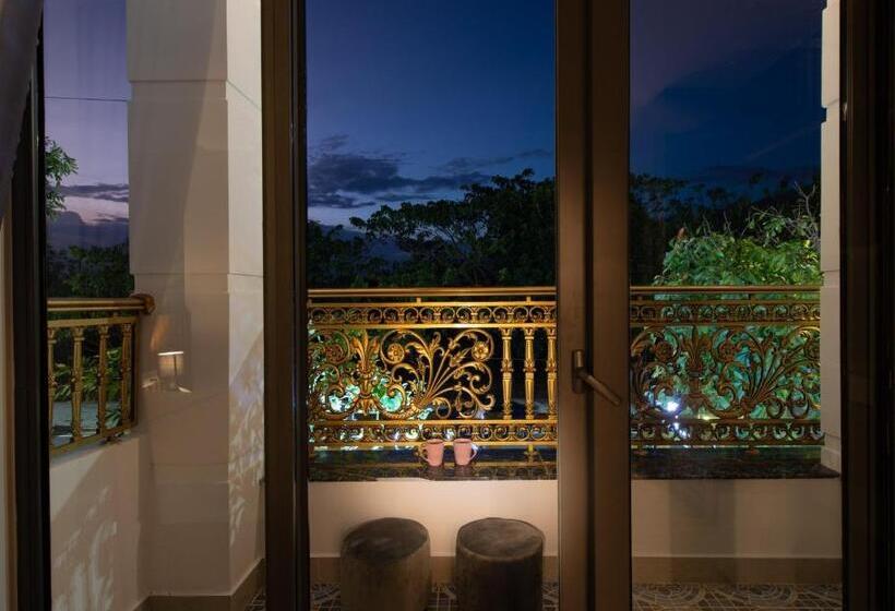 اتاق لوکس با تخت بزرگ, West Lake Hotel Near Bai Dai Beach