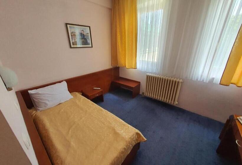 اتاق استاندارد یک نفره, Norcev