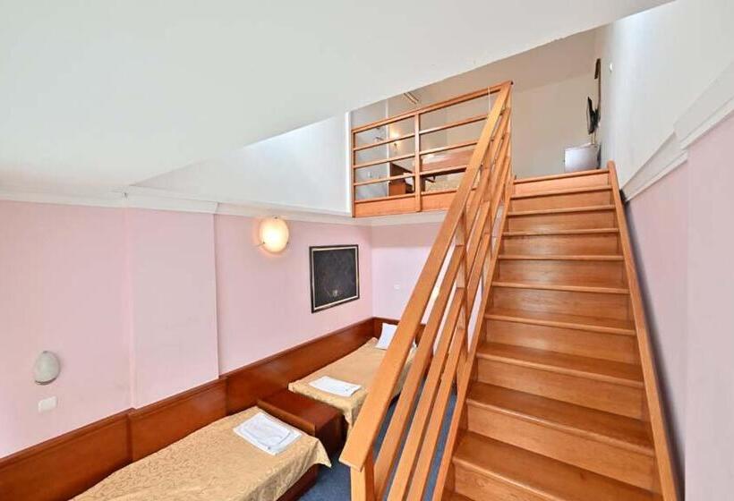 اتاق خانوادگی, Norcev