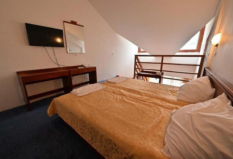 اتاق خانوادگی, Norcev