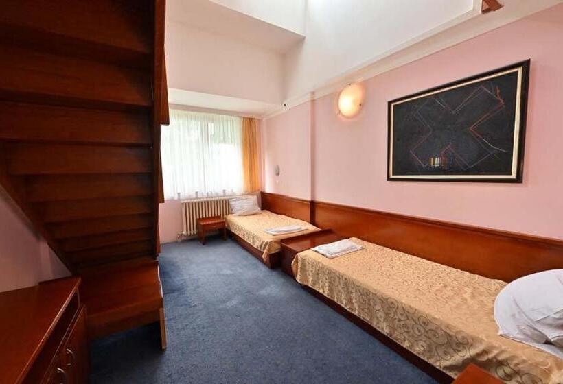 اتاق خانوادگی, Norcev