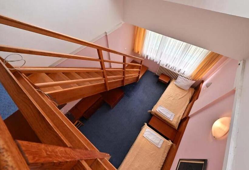 اتاق خانوادگی, Norcev