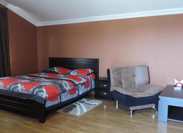 اتاق لوکس با بالکن, Emocia