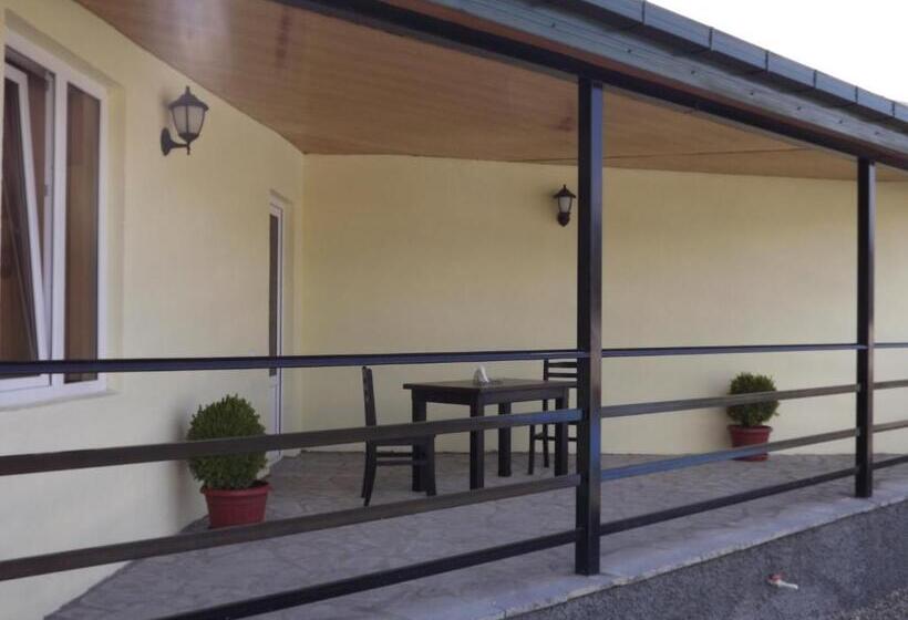 اتاق لوکس با بالکن, Emocia